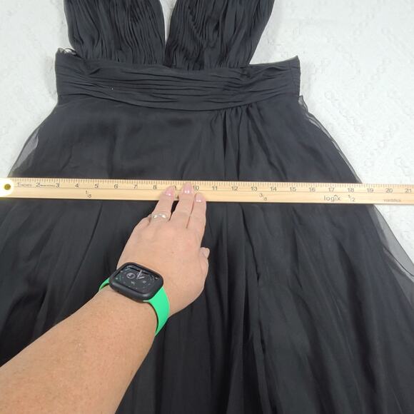 Mac Duggal 68113 black plunge faux ostrich feather A-line gown Size 4 Formal - Picture 9 of 15